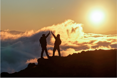 On voit deux personnes se tapant dans les mains tel une victoire. On comprend qu'il ont réaliser l'ascension de la montagne sur laquelle ils sont. On les voit au somment, derrière eux des nuages et le soleil haut dans le ciel