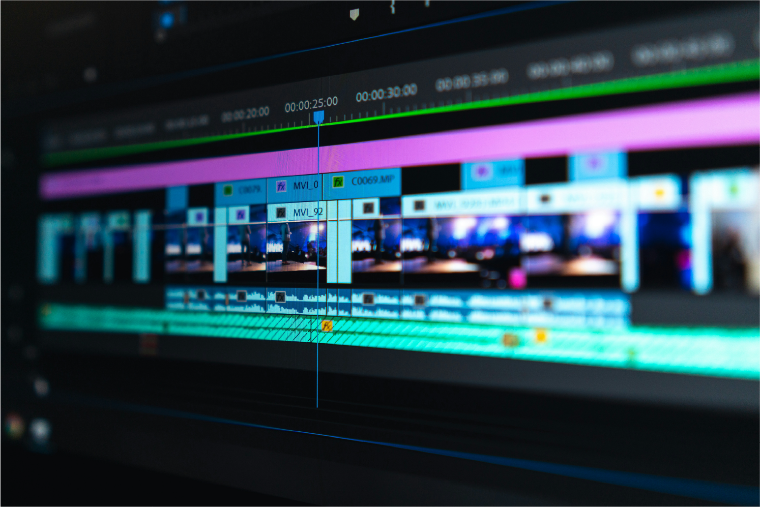 Montage 4 On voit des pistes d'un logiciel de montage vidéo.