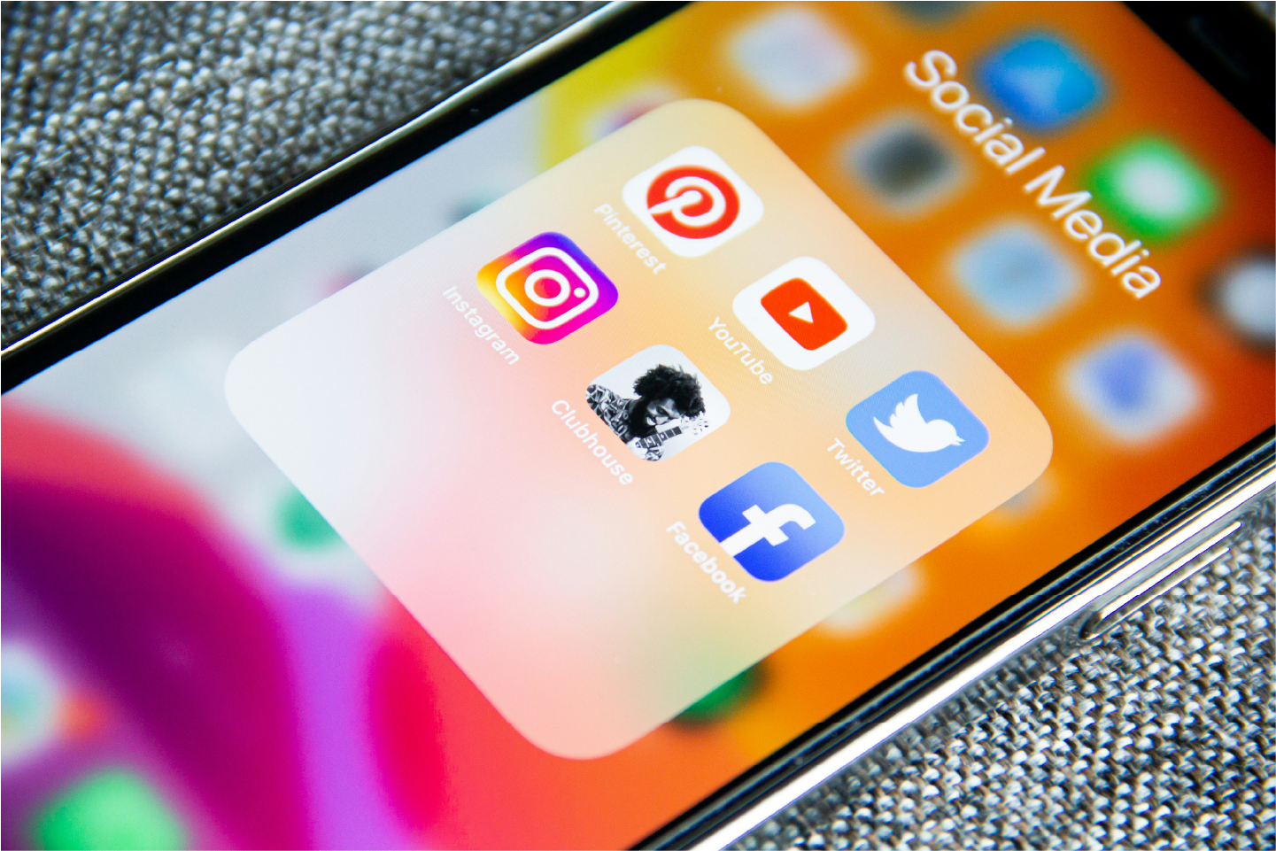 Réseaux 2 On voit un smartphone en gros plan avec différents réseaux sociaux.